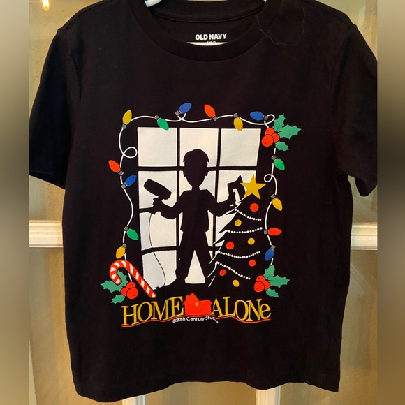 A memorable Christmas from “Home Alone.”  Black t-shirt with movie reference! - Picture 1 of 2
